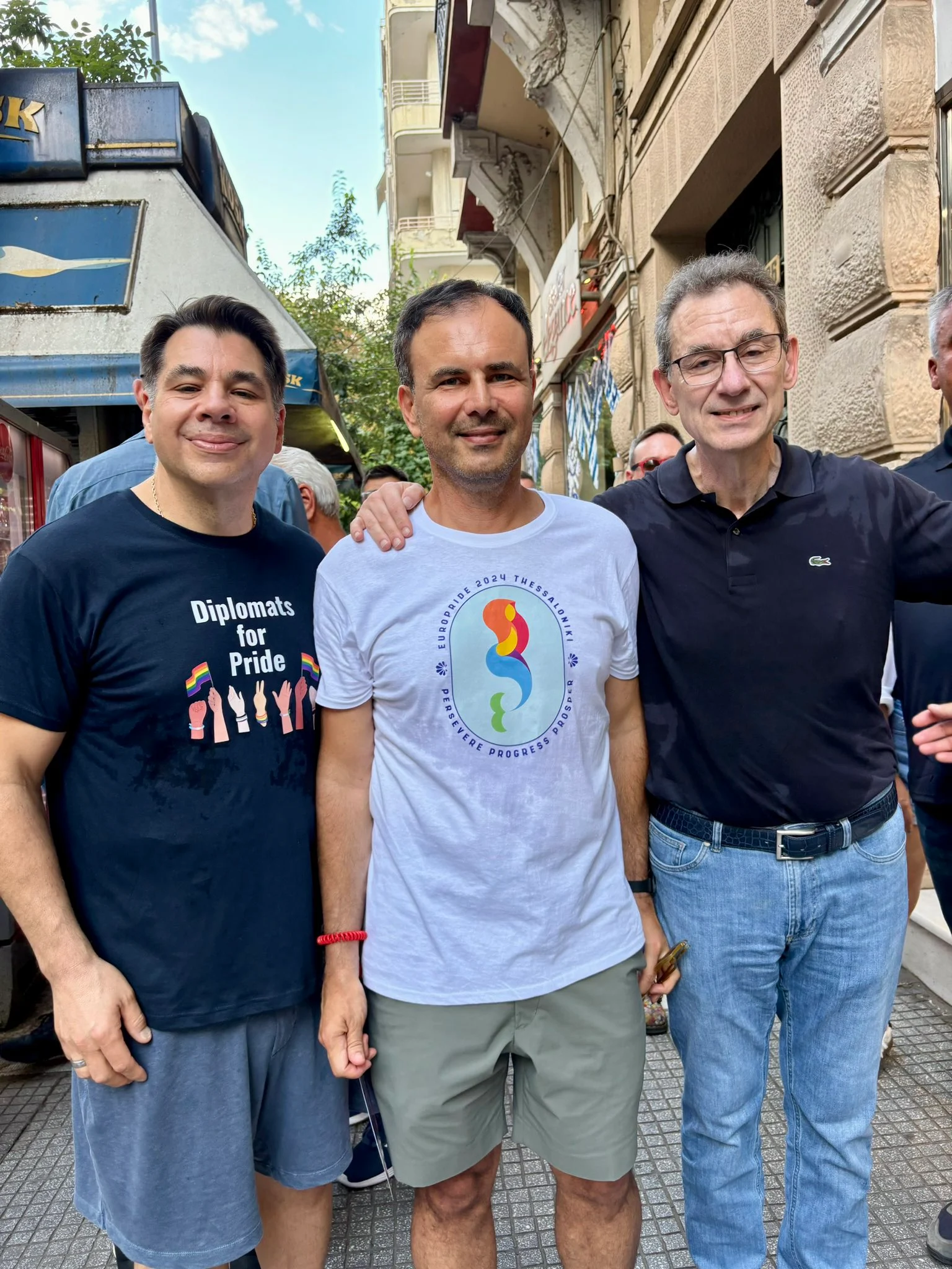 Τρία χαρούμενα (gay)  αγόρια