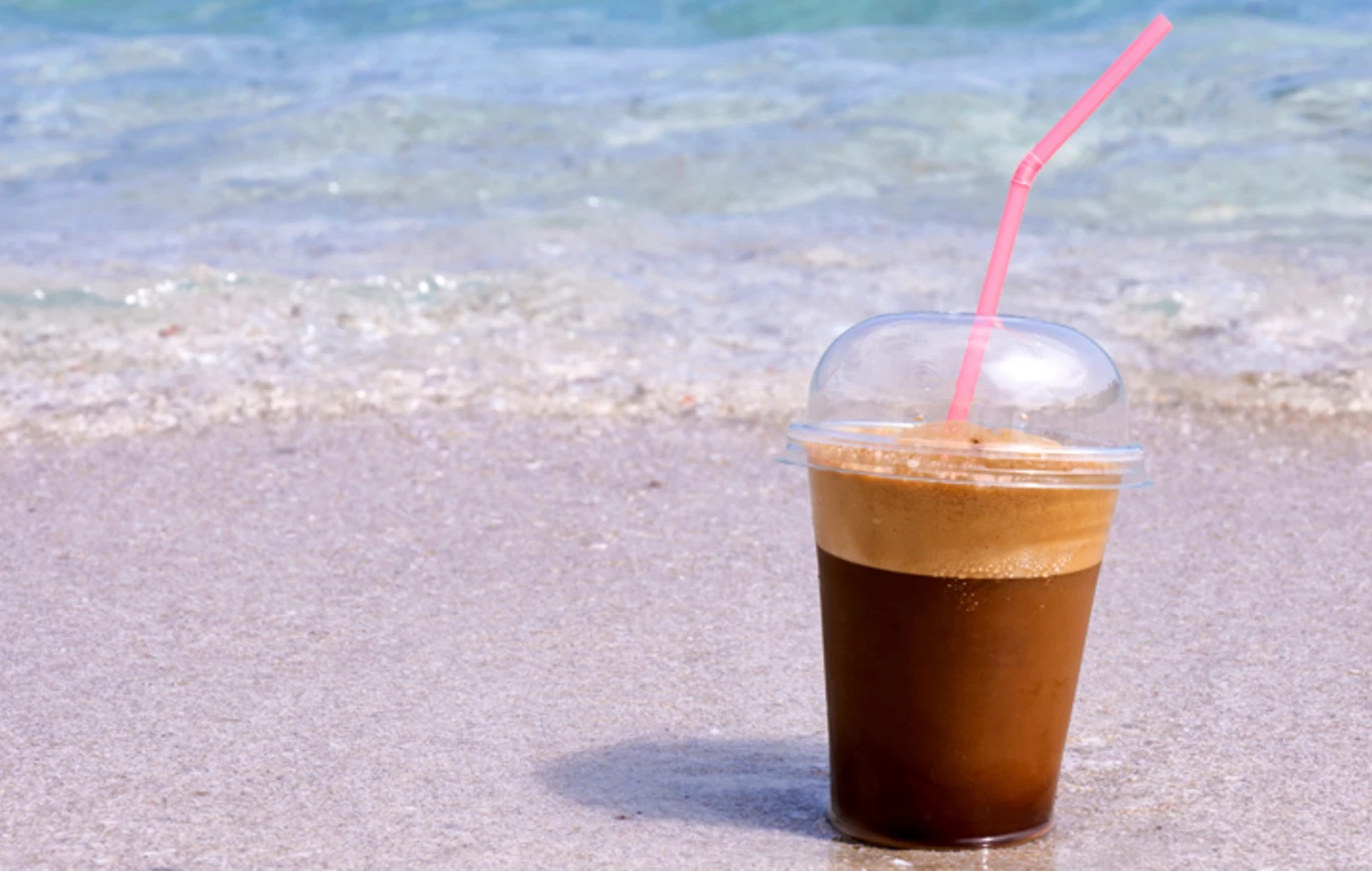 Καφές με πλαστικό καλαμάκι