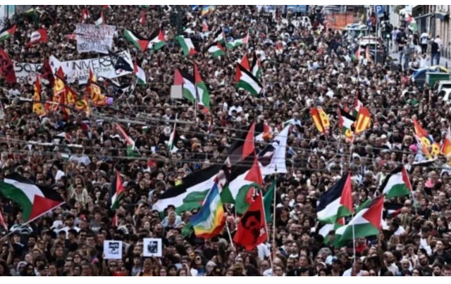 Οι Ιταλοί στους δρόμους κατά του υποχρεωτικού ψηφιακού πορτοφολιού