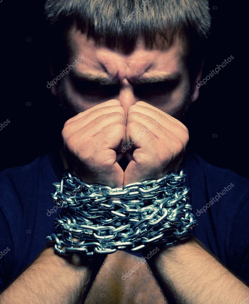 Ένας άνθρωπος που τον αλυσοδένουνε