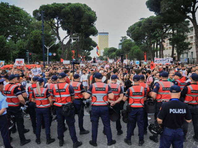 Οι Αλβανοί προστατεύουν τη πατρίδα τους