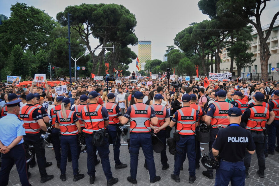 Οι Αλβανοί προστατεύουν τη πατρίδα τους
