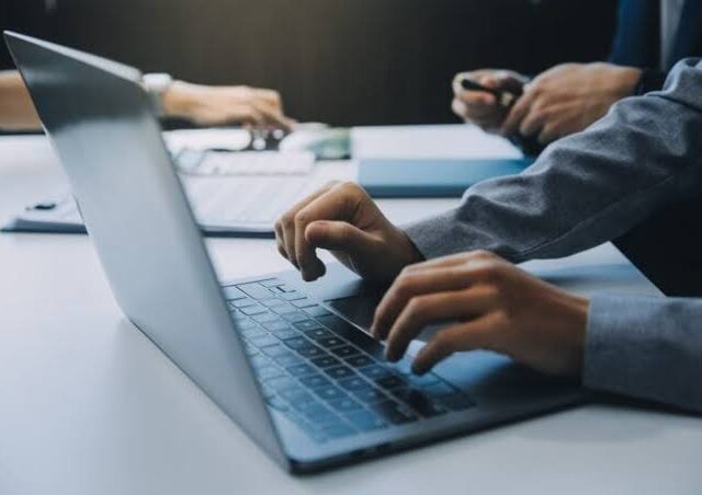 Οι εταιρείες βάζουν την AI να παρακολουθεί τους εργαζομένους