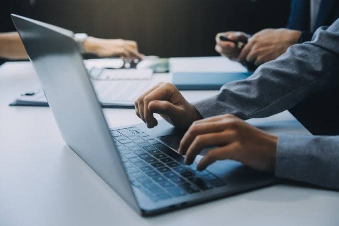 Οι εταιρείες βάζουν την AI να παρακολουθεί τους εργαζομένους