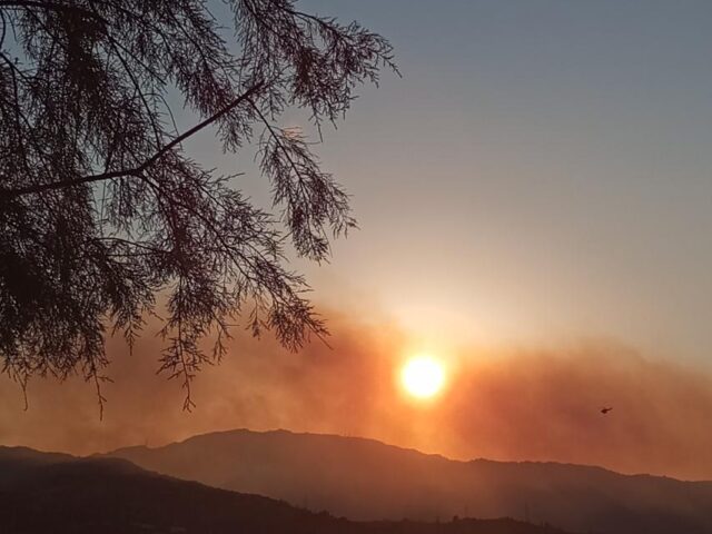 Ο ήλιος δύει στις φλόγες