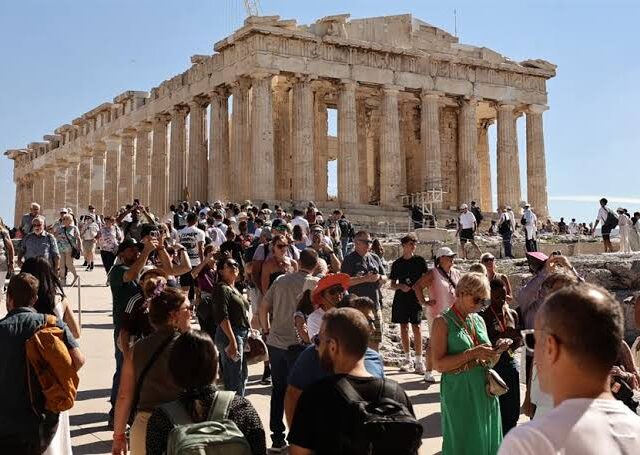 Όλοι ένα παρεάκι